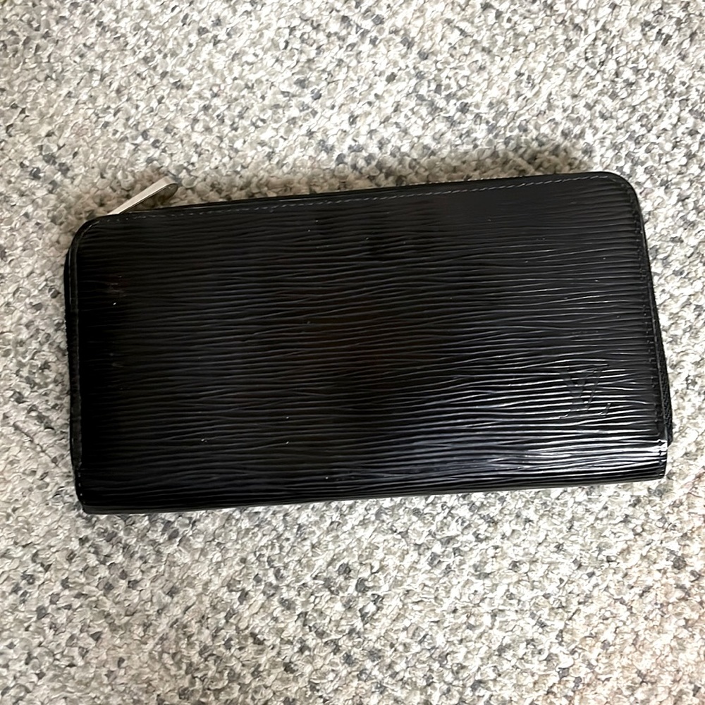 ÉPI LV WALLET-Gently used